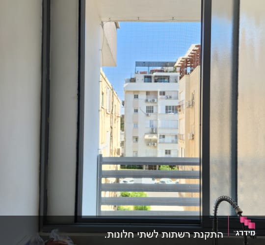 חלון אלומיניום עם מסגרת אפורה במטבח
